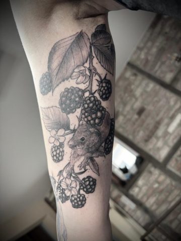 Großflächiges Black-and-Grey Fine-Line Blumen-Tattoo als floraler Full-Sleeve am Arm, detailreiche Naturmotive, Maus, brombeere individuelles Custom Tattoo von Talisman Tattoo Sabine Jacobs in Raeren, nahe Aachen und Eupen.