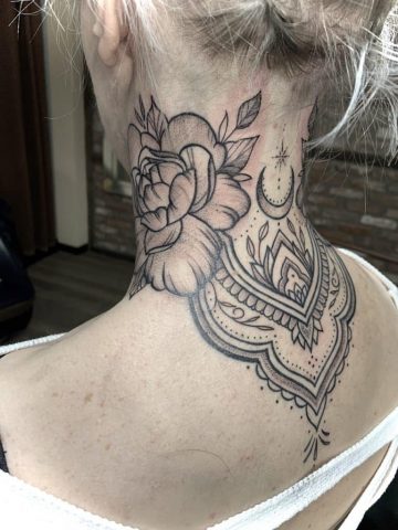 Feines Mandala Blumen Tattoo im Nacken mit filigranem Linework, Dotwork und floralen Elementen, elegantes Blackwork Tattoo mit harmonischer Komposition und femininer Ausstrahlung, gestochen von Sabine Jacobs im Talisman Tattoo Studio in Raeren – exklusives Tattoo Studio nahe Aachen, Eupen, Ostbelgien und NRW.