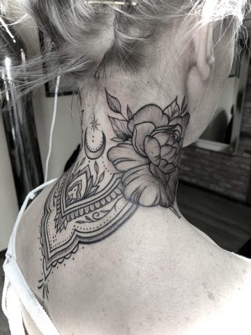 neck-mandala-flower-fine-line-tattoo-dotwork-blackwork-talisman-tattoo-raeren