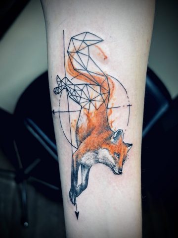 Farbiges Geometric-Tattoo mit realistischem Fuchs und abstrakten Linien auf dem Unterarm, modernes Custom Tattoo von Talisman Tattoo Sabine Jacobs in Raeren, nahe Aachen und Eupen.
