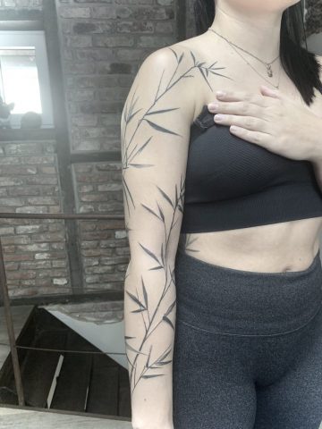 Minimalistisches Bambus Tattoo am Arm in Blackwork Fine Line Stil, modernes japanisch inspiriertes Custom Tattoo von Sabine Jacobs im Talisman Tattoo Studio in Raeren, spezialisiert auf feine Linien Tattoos nahe Aachen, Eupen und Ostbelgien.