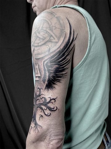 Nordisches Custom Tattoo mit Valknut Symbol, Lebensbaum und abstrakten Black & Grey Elementen, kraftvolles nordic Tattoo am Oberarm mit weichen Schattierungen und mystischer Symbolik, individuelles Viking Tattoo Design in modernem Blackwork Stil, handgezeichnetes Unikat von Sabine Jacobs im Talisman Tattoo Studio in Raeren – Premium Tattoo Studio für nordische Tattoos nahe Aachen, Eupen und Ostbelgien.