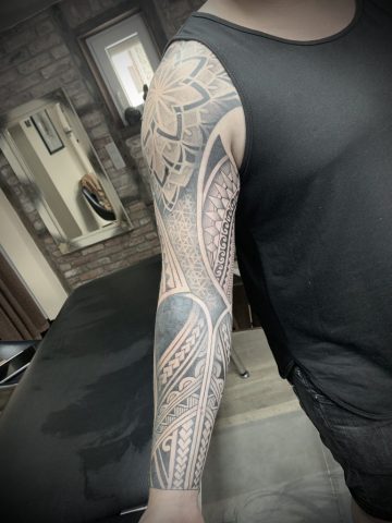 Geometrisches Mandala Full Sleeve Tattoo am Arm in Black and Grey mit feinem Dotwork, klaren Linien und harmonischen Mustern, modernes spirituelles Tattoo mit präziser Linienführung und ruhiger Schattierung, individuelles Custom Sleeve Tattoo gestochen von Sabine Jacobs im Talisman Tattoo Studio in Raeren – professionelles Tattoo Studio nahe Aachen, Eupen, Ostbelgien und NRW.