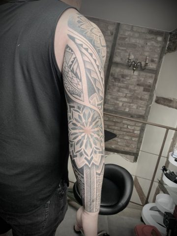 Geometrisches Mandala Full Sleeve Tattoo am Arm in Black and Grey mit feinem Dotwork, klaren Linien und harmonischen Mustern, modernes spirituelles Tattoo mit präziser Linienführung und ruhiger Schattierung, individuelles Custom Sleeve Tattoo gestochen von Sabine Jacobs im Talisman Tattoo Studio in Raeren – professionelles Tattoo Studio nahe Aachen, Eupen, Ostbelgien und NRW.