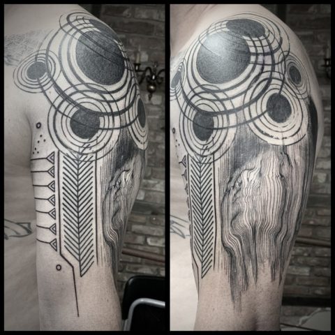 Geometrisches Schulter- und Oberarm Tattoo in Blackwork mit präzisen Linien, Kreisformen und feinem Dotwork, modernes abstraktes Custom Tattoo mit grafischen Elementen und organischen Strukturen, einzigartiges Black and Grey Tattoo gestochen von Sabine Jacobs im Talisman Tattoo Studio in Raeren – professionelles Tattoo Studio für individuelle geometrische Tattoos nahe Aachen, Eupen und Ostbelgien.