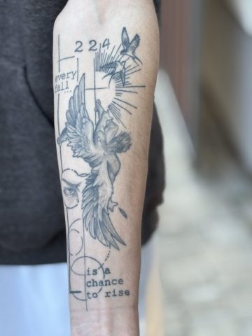 Falling Angel Tattoo mit Schwalben, geometrischen Elementen und Schriftzug auf dem Unterarm in Black & Grey.