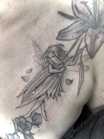 Phantasy Fabelwesen Tattoo in Fineline-Stil am Arm, detailreiche Fantasy-Komposition mit Blumen, Einhorn und weiblicher Figur, farbiges Custom Tattoo gestochen von Talisman Tattoo, Tattoo Studio nahe Aachen Deutschland, Eupen & Sankt Vith Ostbelgien, Luxemburg, NRW – individuelles Fantasy Tattoo, fein ausgearbeitet, künstlerisch, hochwertig und einzigartig