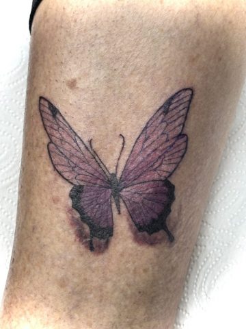 Schmetterlings Tattoo in feiner Aquarell Optik mit zarten Linien und weichen Farbverläufen, elegantes Fineline Tattoo am Arm, feminines Butterfly Tattoo in Black & Grey mit Farbe, gestochen bei Talisman Tattoo – Sabine Jacobs, exklusives Tattoo Studio in Belgien nahe Aachen, NRW, Eupen, Sankt Vith,Raeren, Luxemburg, Europa, internationale Tattoo Kundschaft