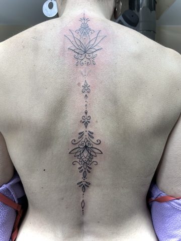 Fineline Mandala Wirbelsäulen Tattoo in Black & Grey, filigranes vertikales Rücken Tattoo entlang der Wirbelsäule, symmetrisches Lotus Mandala Tattoo, gestochen bei Talisman Tattoo – Sabine Jacobs, exklusives Tattoo Studio in Belgien nahe Aachen, NRW, Eupen, Sankt Vith, Luxemburg, Europa, internationale Tattoo Kundschaft