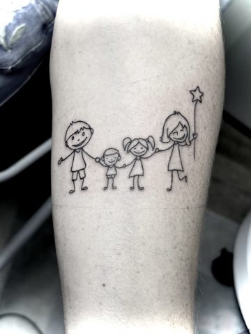 Familien Tattoo im Fineline Stil mit vier Figuren als Kinderzeichnung, minimalistisches Linework Tattoo am Unterarm, emotionales Familienmotiv Tattoo in Black, gestochen bei Talisman Tattoo – Sabine Jacobs, exklusives Tattoo Studio in Raeren, Belgien nahe Aachen, NRW, Eupen, Sankt Vith, Luxemburg, Europa, internationale Tattoo Kundschaft