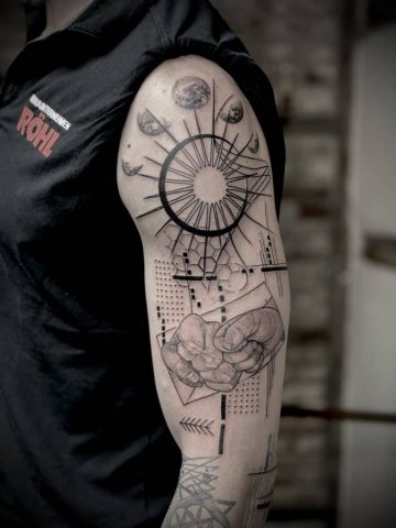 Geometrisches Familien Tattoo mit Vater- und Sohnhänden sowie Mondphasen in Black & Grey.