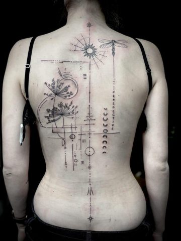 Großes geometrisches Rücken Tattoo mit Libelle, Mondphasen und floralen Details.