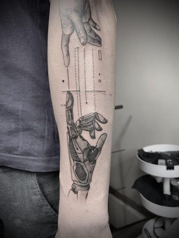 Detailreiches Black-and-Grey Fine-Line Unterarmtattoo mit menschlicher Hand und mechanischer Roboterhand, individuelles Custom Tattoo aus professionellem Tattoo Studio nahe Aachen, Raeren und Eupen.