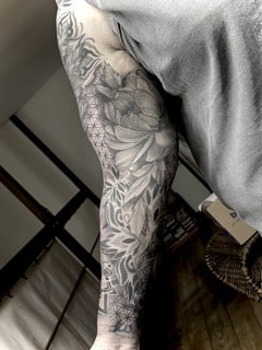 Japanischer Black-and-Grey Sleeve mit großer Chrysantheme, Lotusblüte, geometrischen Mustern,mandala,dotwork,pattern und ornamentalem Hintergrund am gesamten Arm.