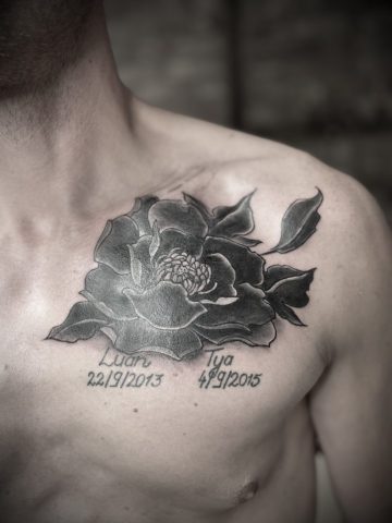 Nachher-Ergebnis eines Black-and-Grey Brusttattoos mit asiatischer Pfingstrose nach Cover-up, individuelles Custom Tattoo von Talisman Tattoo Sabine Jacobs in Raeren, nahe Aachen und Eupen.
