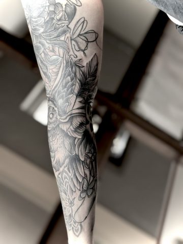 Nachher-Ergebnis eines Black-and-Grey Unterarmtattoos mit Eule und floralen Elementen nach Cover-up und Touch-up, individuelles Custom Tattoo von Talisman Tattoo Sabine Jacobs in Raeren, nahe Aachen und Eupen.