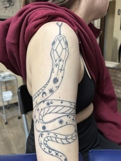 Vorher-Nachher Vergleich eines Schlangen Tattoos am Oberarm nach professionellem Touch-Up mit frischen Linien, Schattierungen und Dotwork-Elementen.