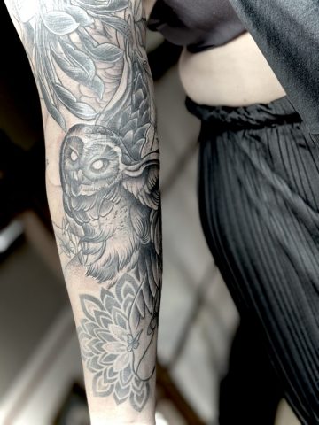 Nachher-Ergebnis eines Black-and-Grey Unterarmtattoos mit Eule und floralen Elementen nach Cover-up und Touch-up, individuelles Custom Tattoo von Talisman Tattoo Sabine Jacobs in Raeren, nahe Aachen und Eupen.