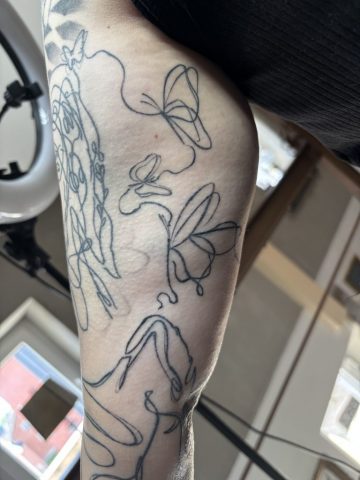 Vorher-Zustand eines Unterarms mit bestehendem Linework-Tattoo vor teilweisem Cover-up und Touch-up, Ausgangssituation für individuelles Custom Tattoo bei Talisman Tattoo Sabine Jacobs in Raeren, nahe Aachen und Eupen.