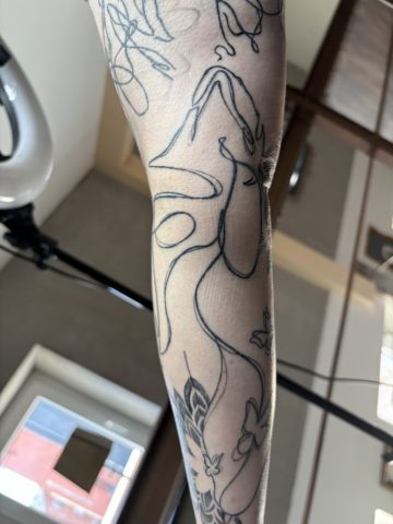 Vorher-Zustand eines Unterarms mit bestehendem Linework-Tattoo vor teilweisem Cover-up und Touch-up, Ausgangssituation für individuelles Custom Tattoo bei Talisman Tattoo Sabine Jacobs in Raeren, nahe Aachen und Eupen.
