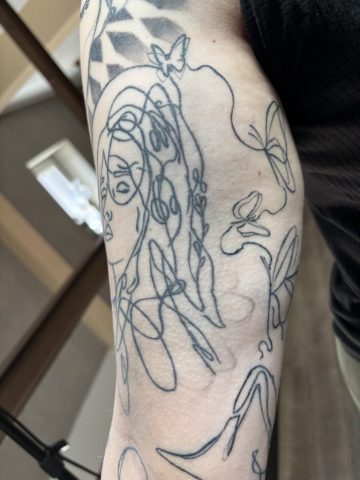 Vorher-Zustand eines Unterarms mit bestehendem Linework-Tattoo vor teilweisem Cover-up und Touch-up, Ausgangssituation für individuelles Custom Tattoo bei Talisman Tattoo Sabine Jacobs in Raeren, nahe Aachen und Eupen.