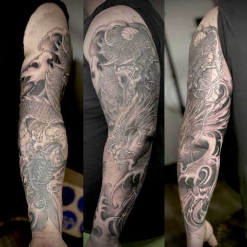 Großflächiger japanischer Tattoo Sleeve in Black & Grey mit detailreichem Drachen, Koi Karpfen, Wellen und traditionellen asiatischen Ornamenten. Realistische Schattierungen und fließende Komposition über den gesamten Arm, gestochen bei Talisman Tattoo in Raeren, Ostbelgien nahe Aachen, Eupen und Luxemburg.